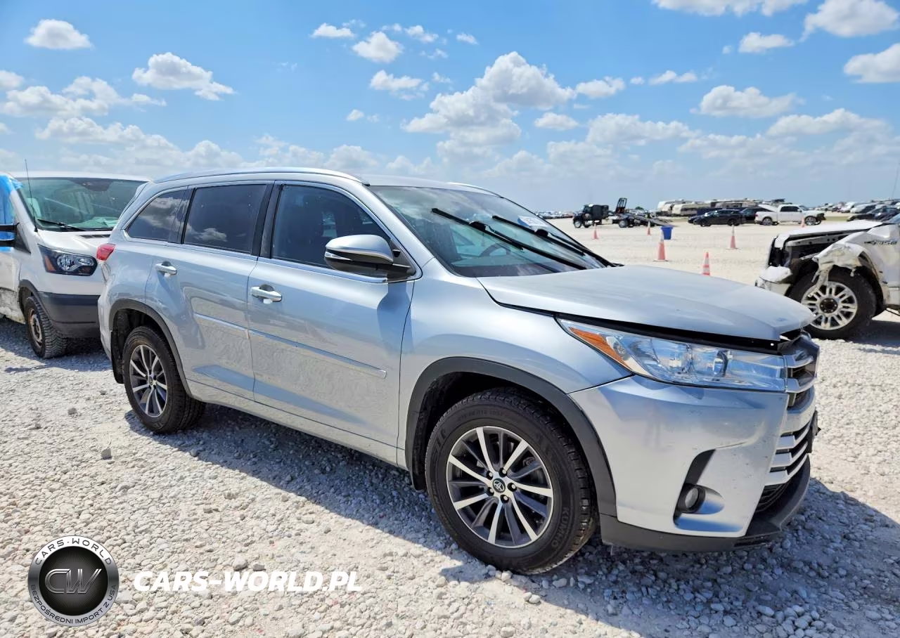 2018 Toyota Highlander Xle VIN:5TDJZRFH0JS526798 - 4