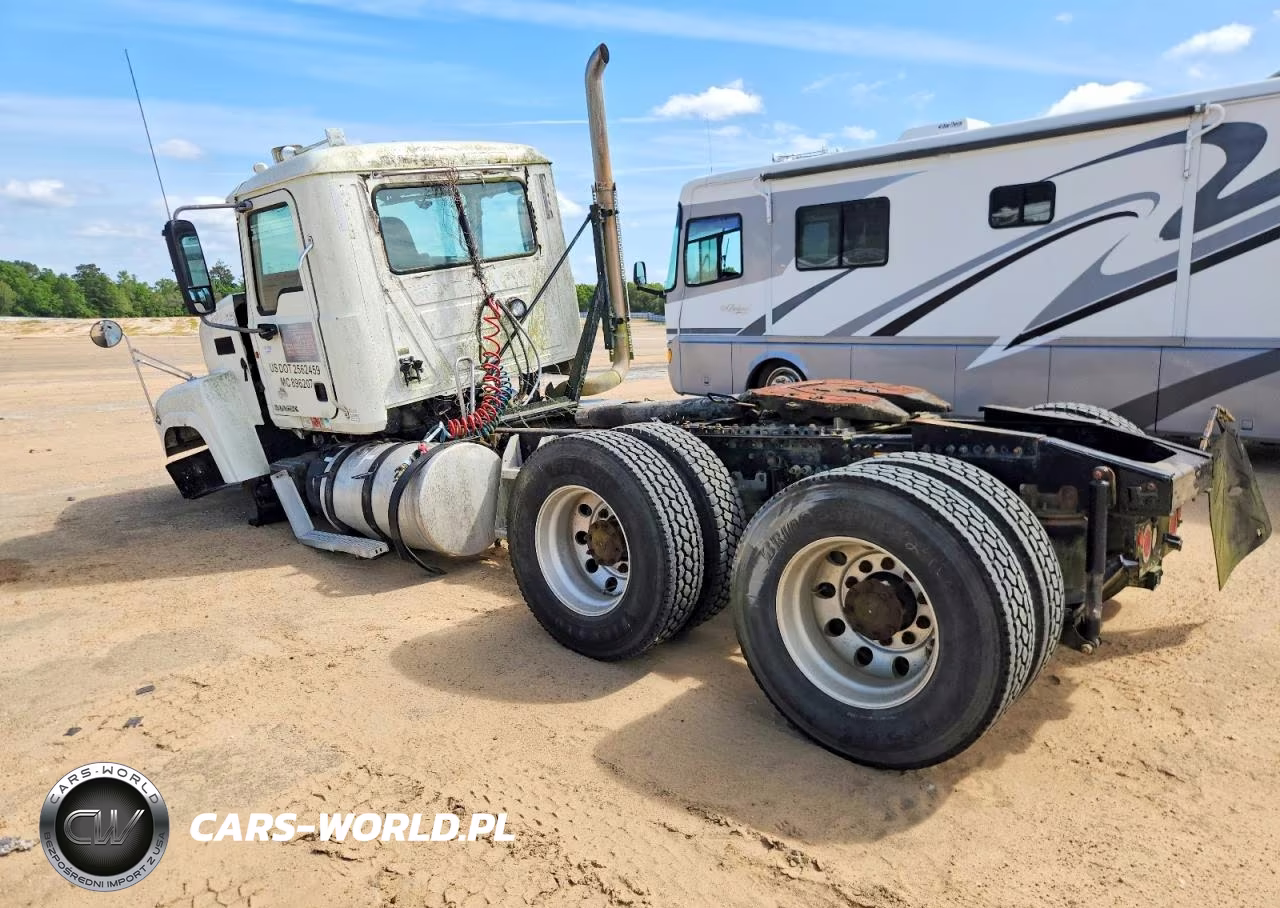 2015 Mack Chu613 Semi Truck VIN:1M1AN09YXFM019042 - 3