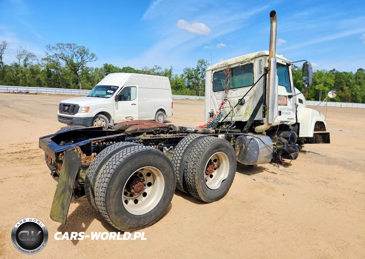 2015 Mack Chu613 Semi Truck VIN:1M1AN09YXFM019042 - 4