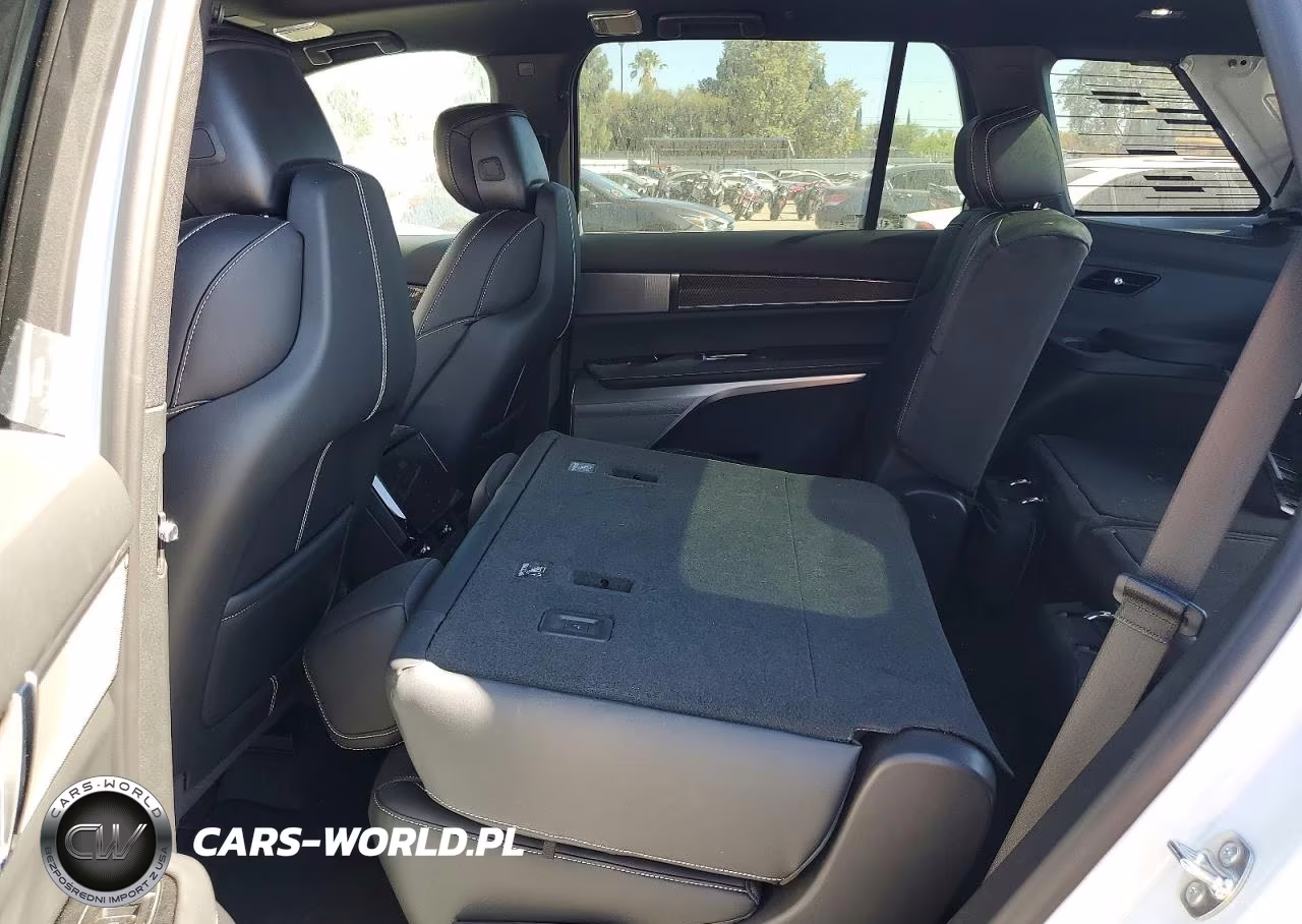 2026 Cadillac Vistiq Luxury VIN:1GYC3KML1TZ713102 - 11