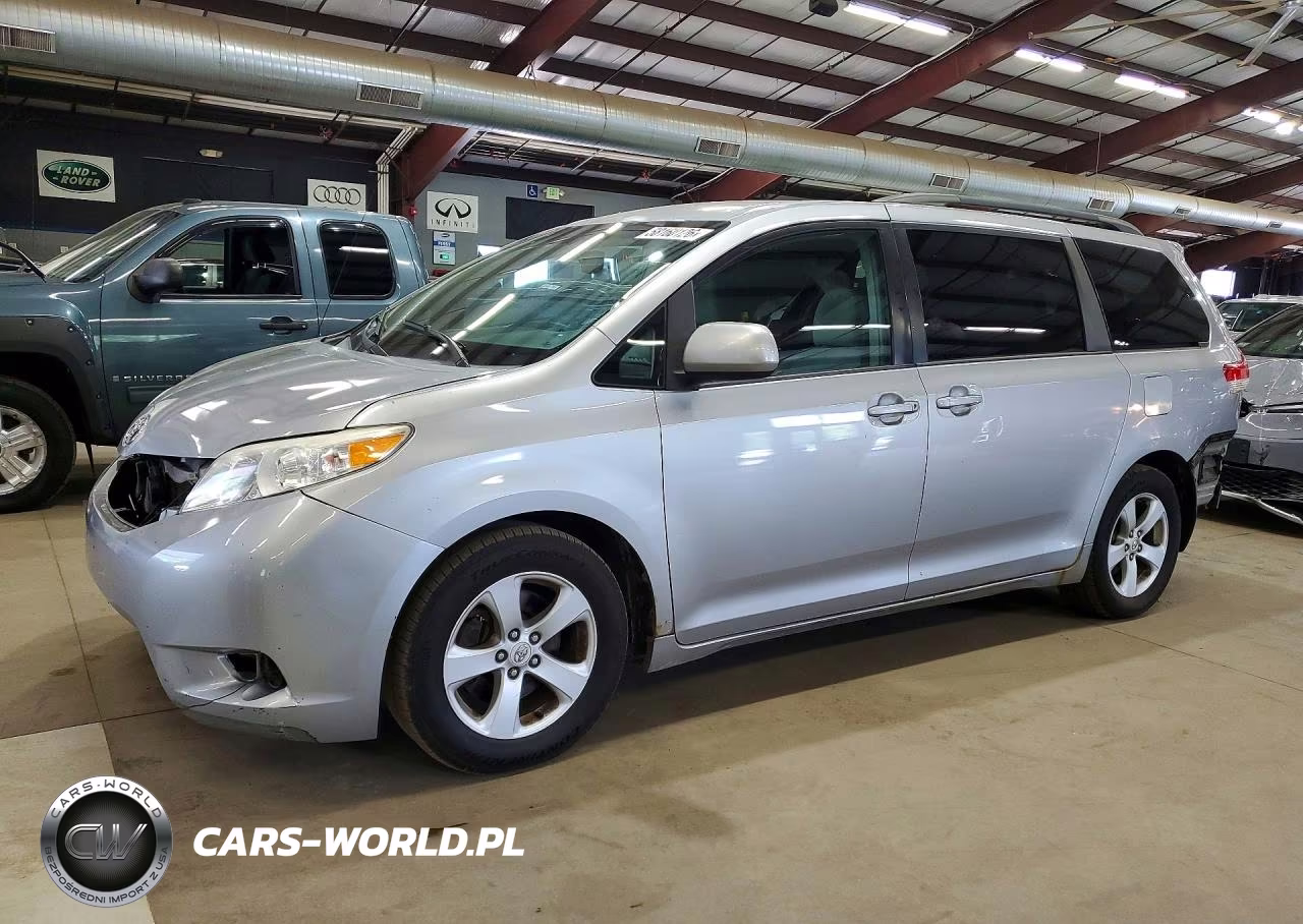 2012 Toyota Sienna Le – zdjęcie 1 z 14