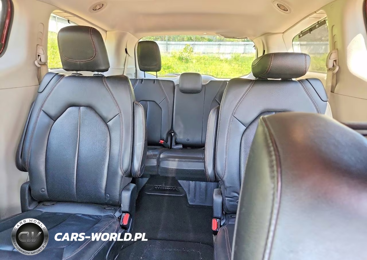 2018 Chrysler Pacifica Touring L Plus VIN:2C4RC1EG2JR289612 - 10