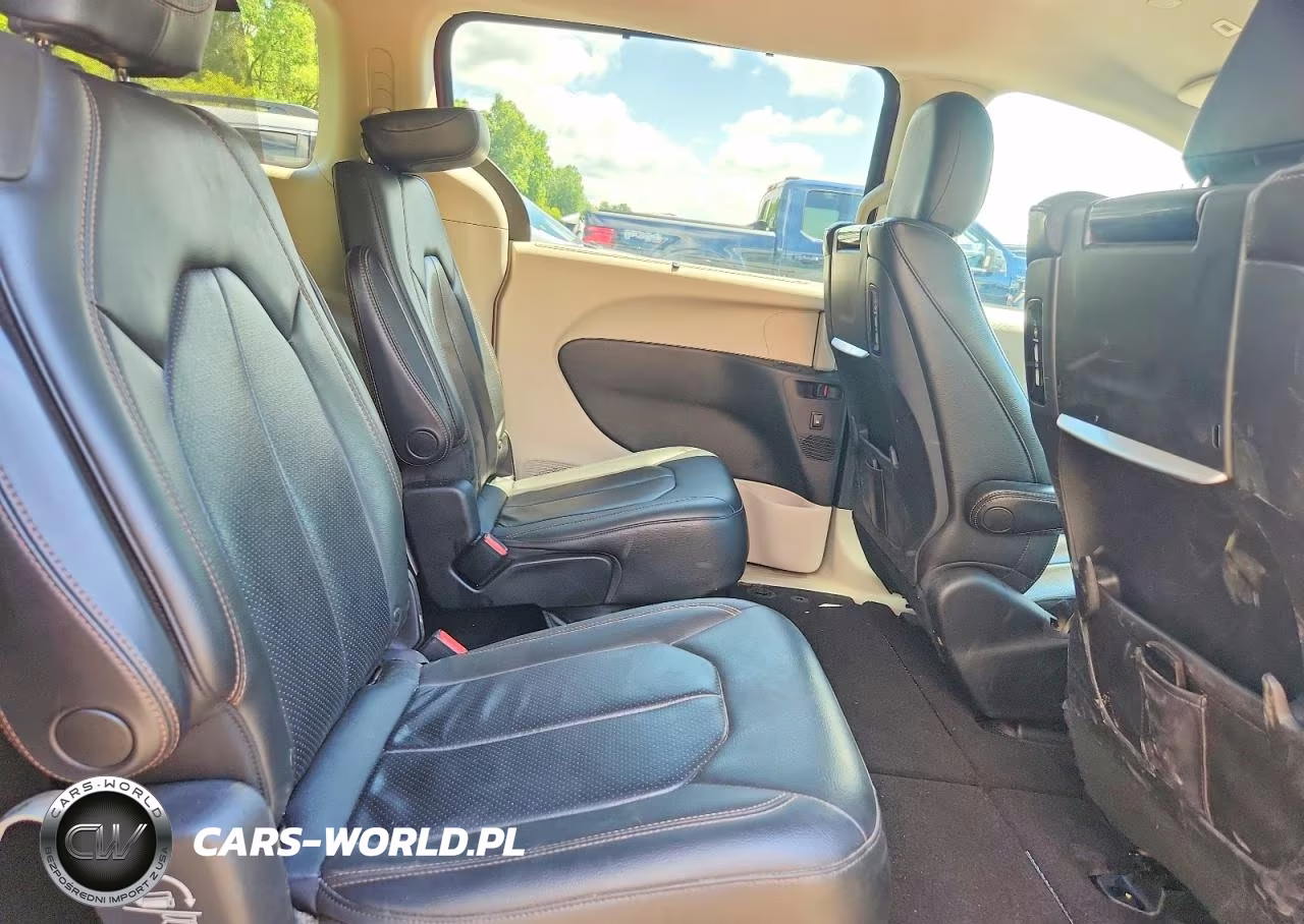 2018 Chrysler Pacifica Touring L Plus VIN:2C4RC1EG2JR289612 - 11