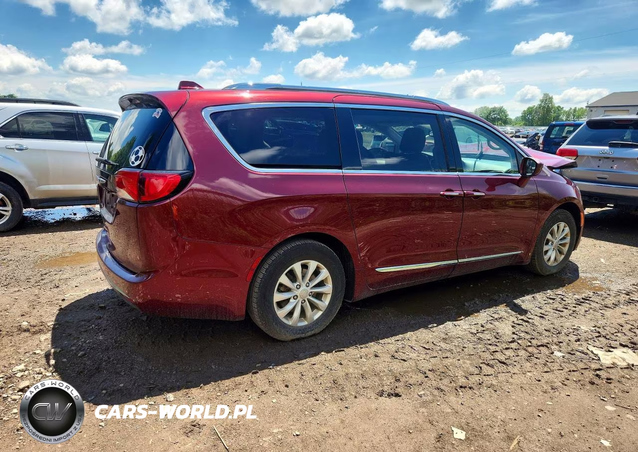 2018 Chrysler Pacifica Touring L Plus VIN:2C4RC1EG2JR289612 - 3