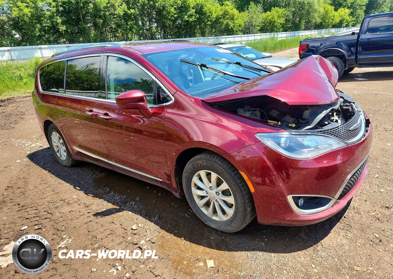 2018 Chrysler Pacifica Touring L Plus VIN:2C4RC1EG2JR289612 - 4
