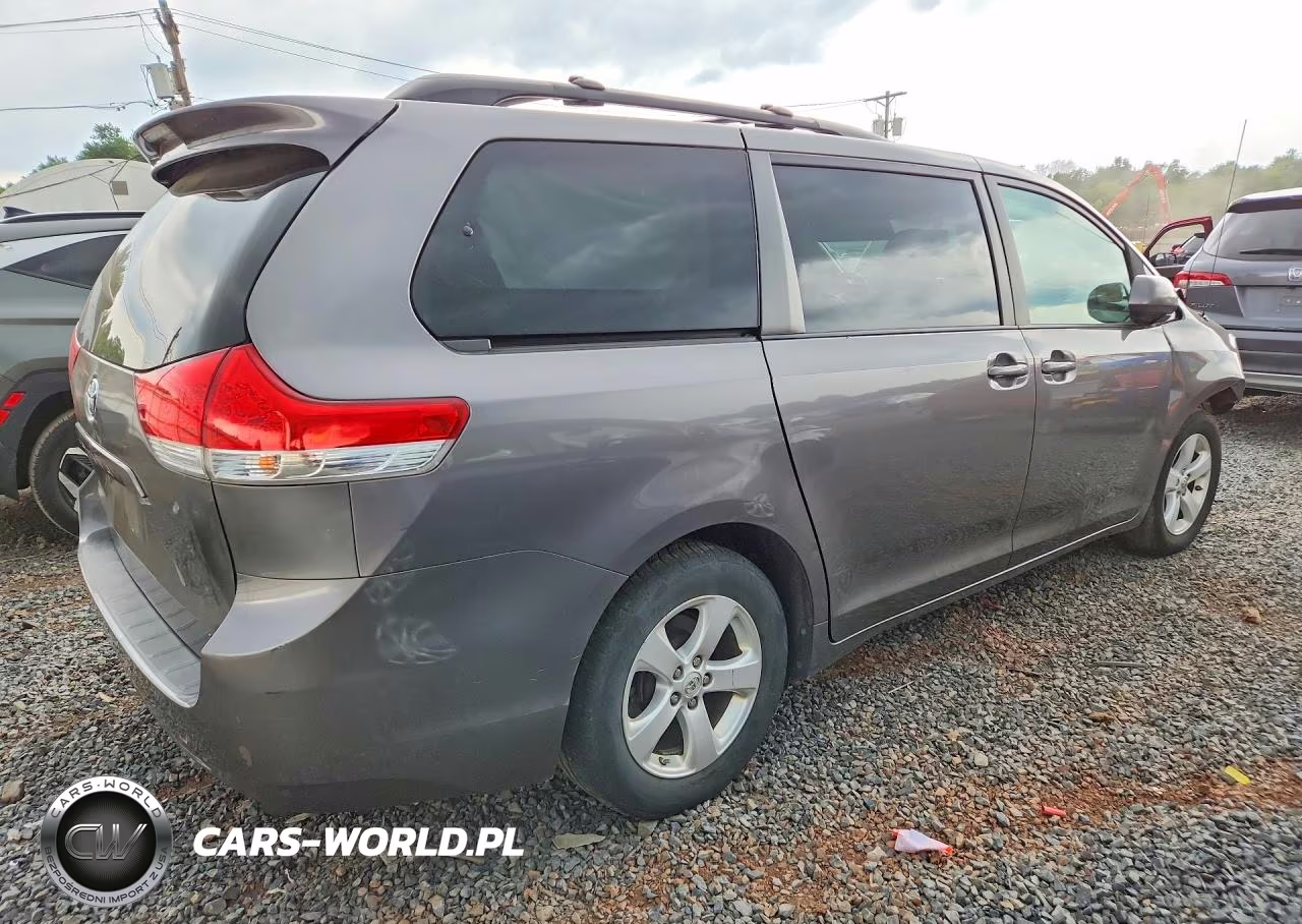 2011 Toyota Sienna Le VIN:5TDKK3DC4BS169978 - 3