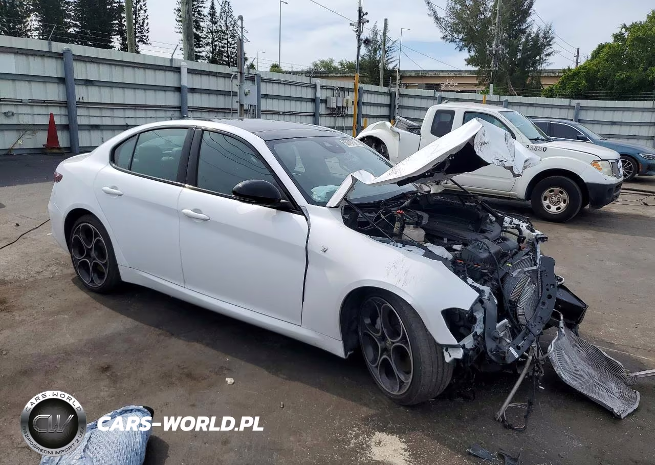 2024 Alfa Romeo Giulia Ti VIN:ZARFAMBN7R7682182 - 4