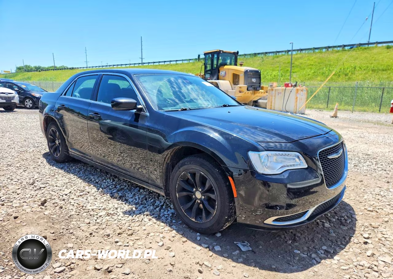2015 Chrysler 300 Limited VIN:2C3CCAAG0FH882317 - 4