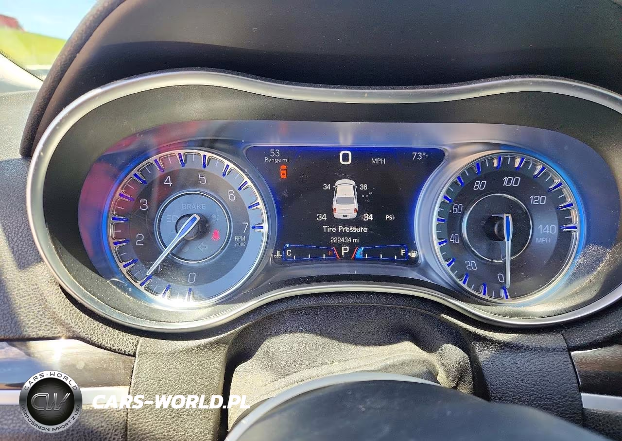 2015 Chrysler 300 Limited VIN:2C3CCAAG0FH882317 - 9