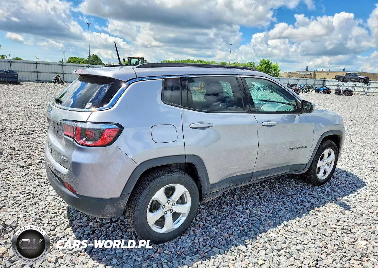 2018 Jeep Compass Latitude VIN:3C4NJDBB7JT366065 - 3