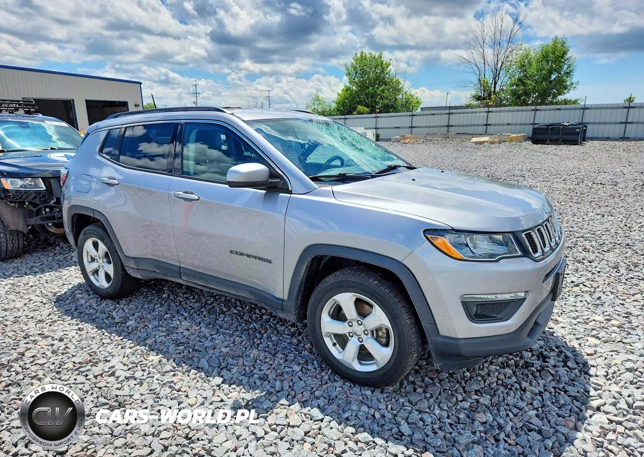 2018 Jeep Compass Latitude VIN:3C4NJDBB7JT366065 - 4
