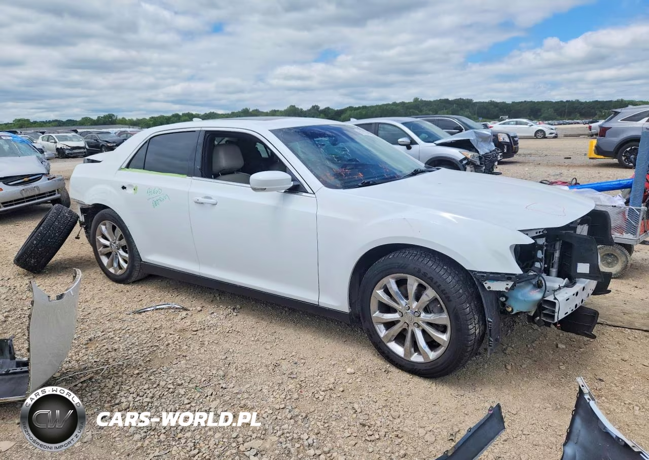 2016 Chrysler 300 Limited VIN:2C3CCARG5GH329359 - 4