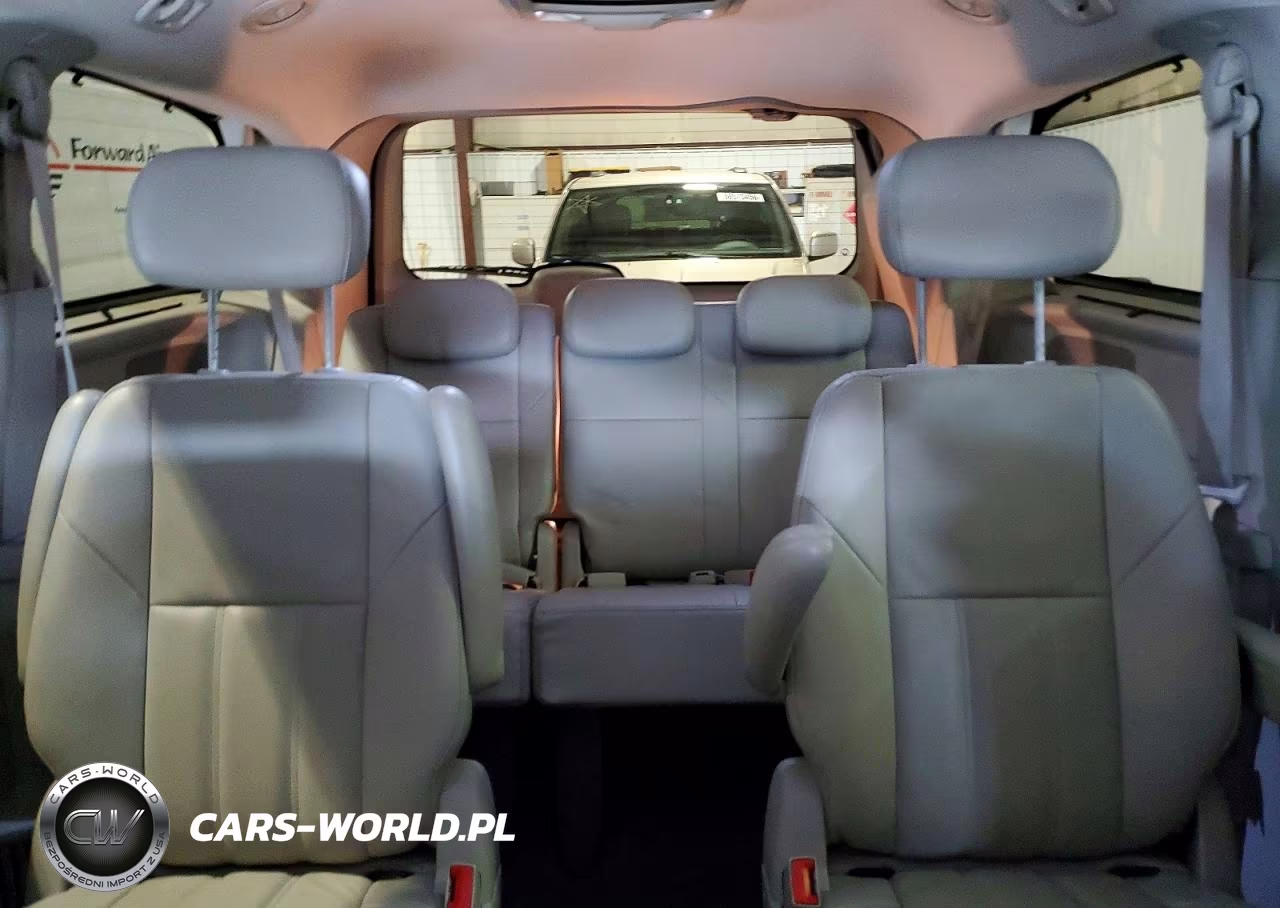 2008 Chrysler Town & Country Touring VIN:2A8HR54P98R152835 - 10