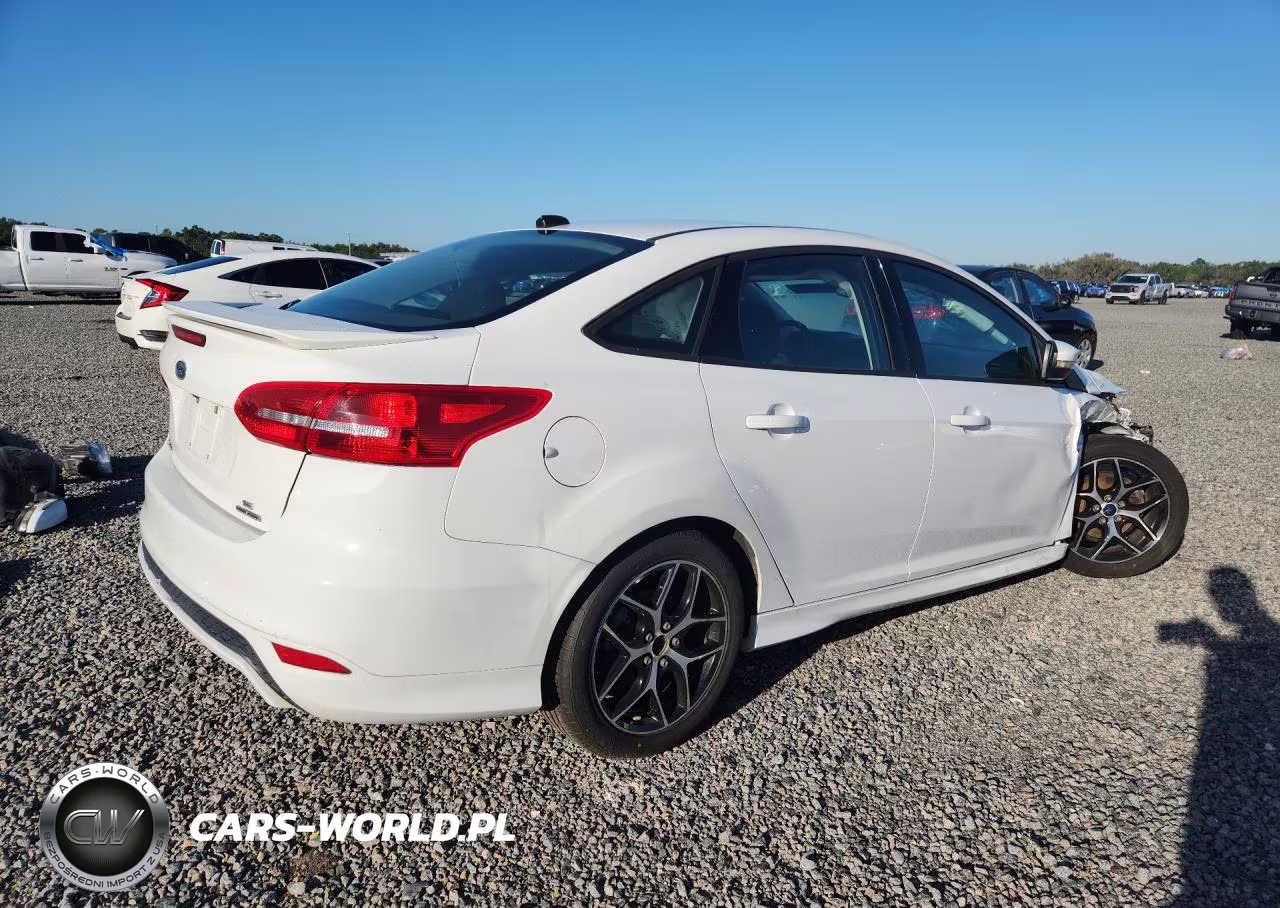 2016 Ford Focus Se VIN:1FADP3F26GL306108 - 3