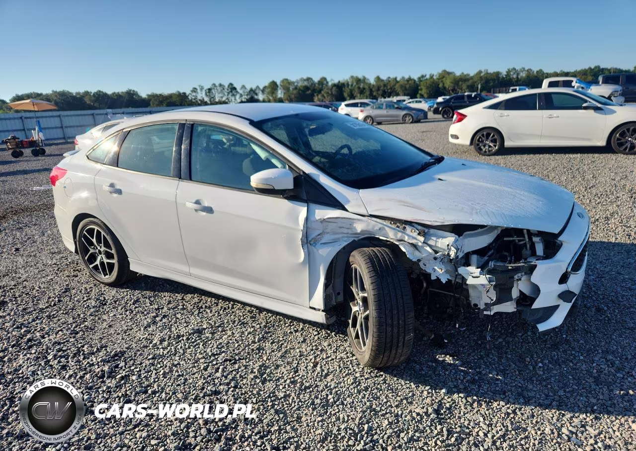 2016 Ford Focus Se VIN:1FADP3F26GL306108 - 4