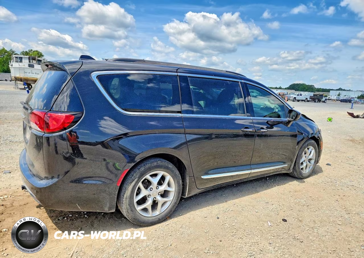 2017 Chrysler Pacifica Touring L VIN:2C4RC1BG3HR506972 - 3