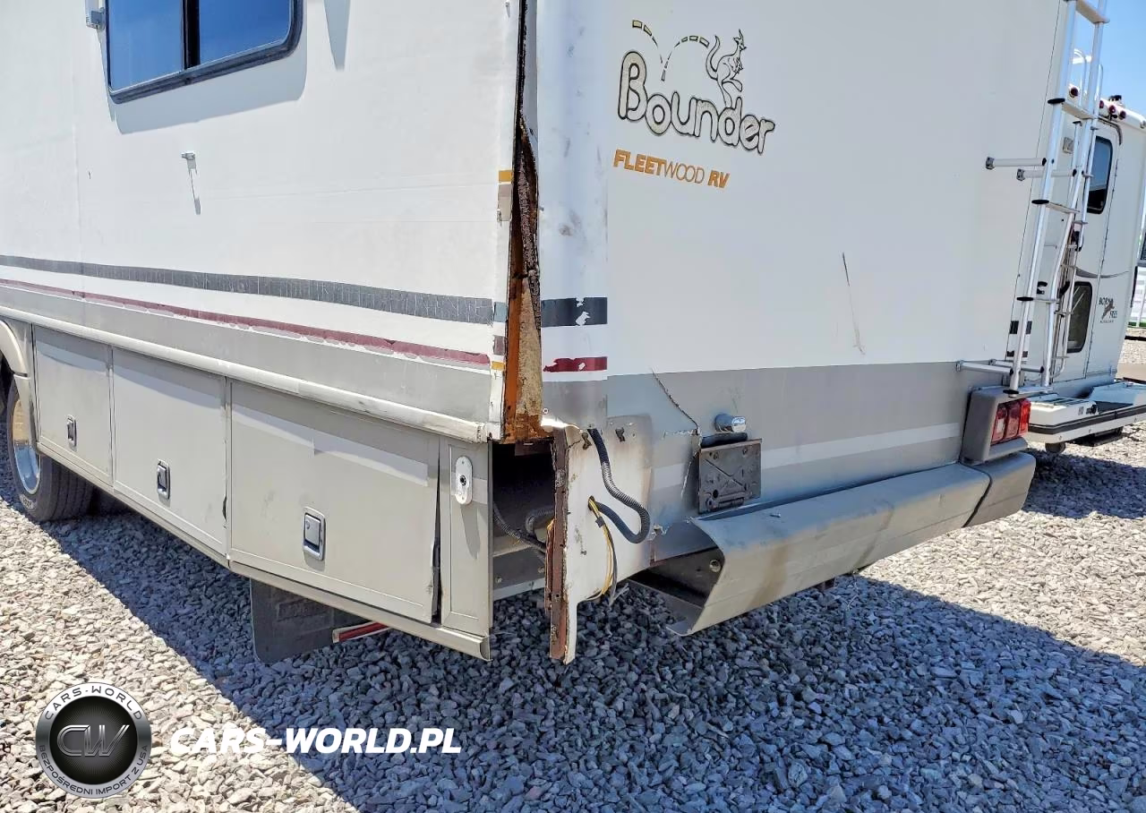 2000 Fleetwood Bounder Rv VIN:3FCNF53S5YJA08779 - 9