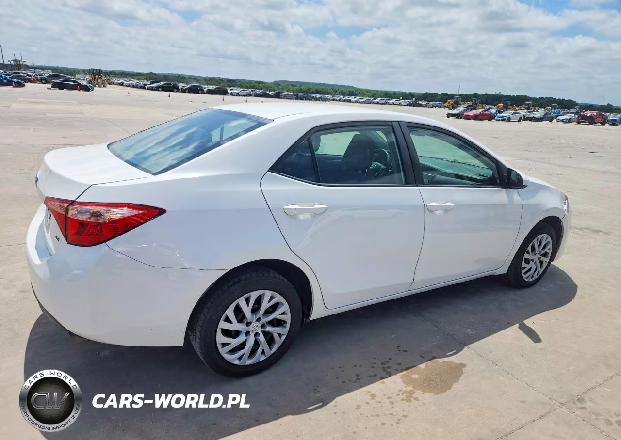 2018 Toyota Corolla Le VIN:5YFBURHE3JP840007 - 3