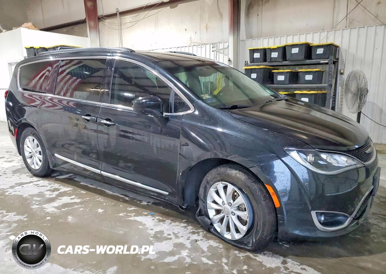 2017 Chrysler Pacifica Touring L VIN:2C4RC1BGXHR702780 - 4