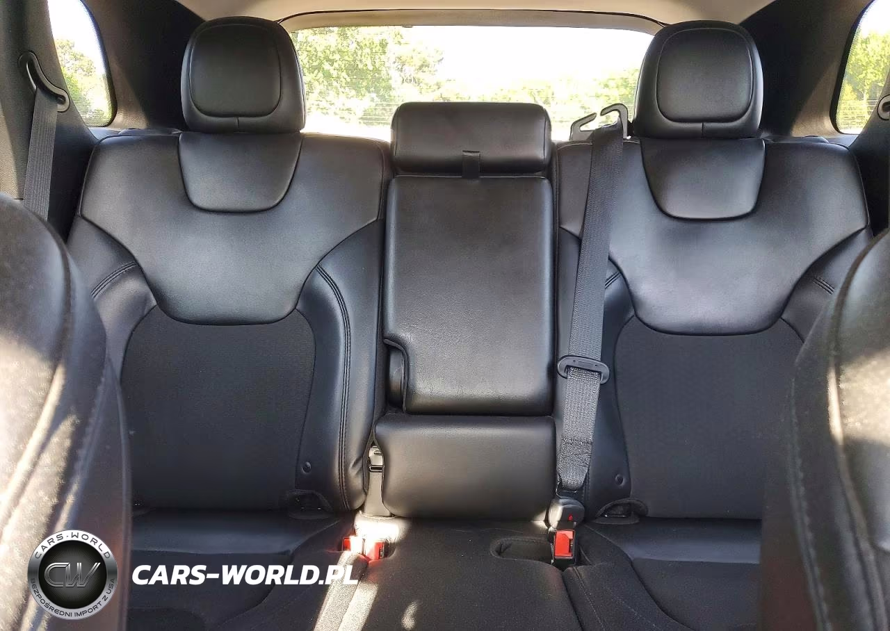 2019 Jeep Cherokee Latitude Plus VIN:1C4PJLLB3KD454099 - 10