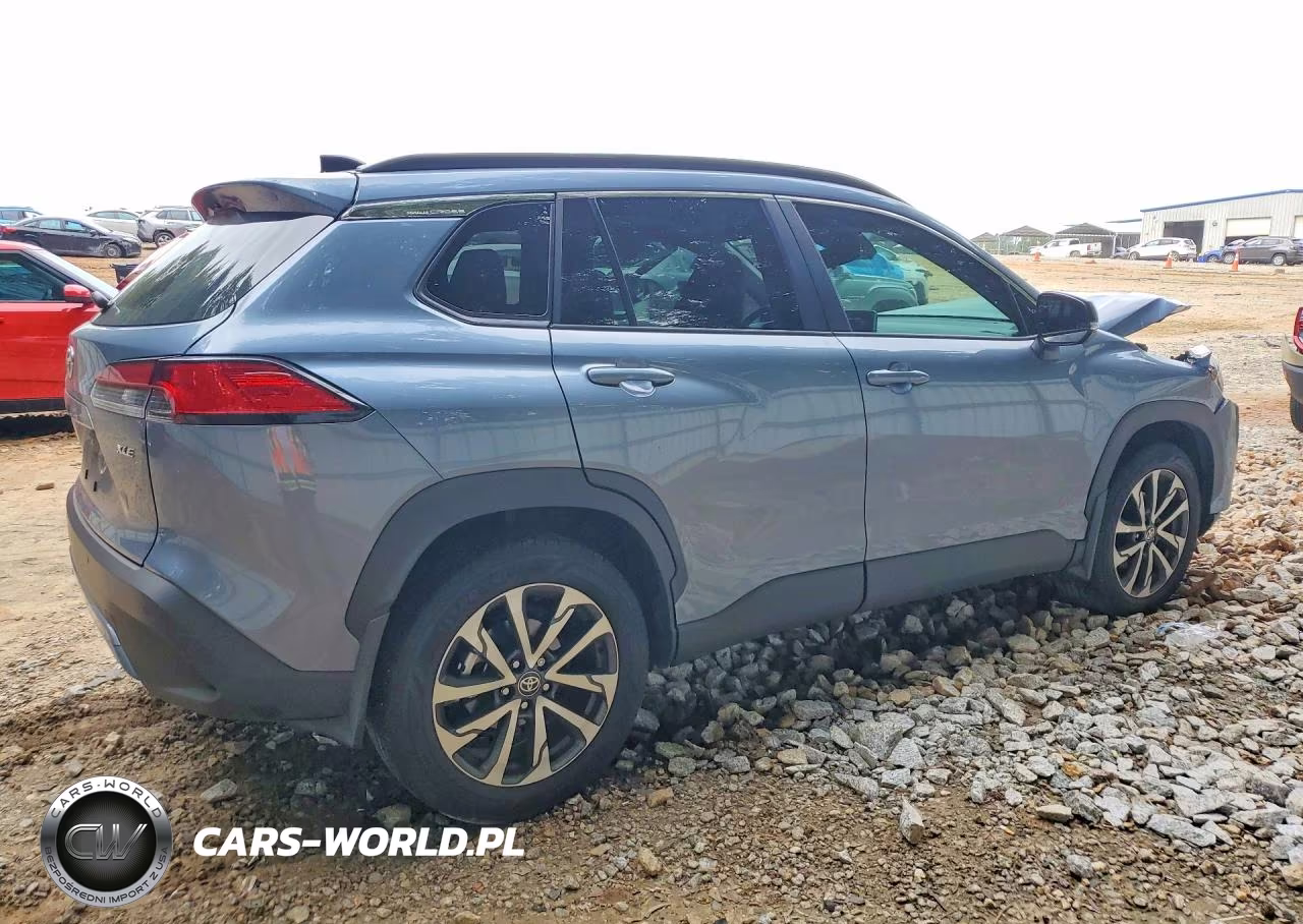 2025 Toyota Corolla Cross Xle VIN:7MUDAAAGXSV151532 - 3