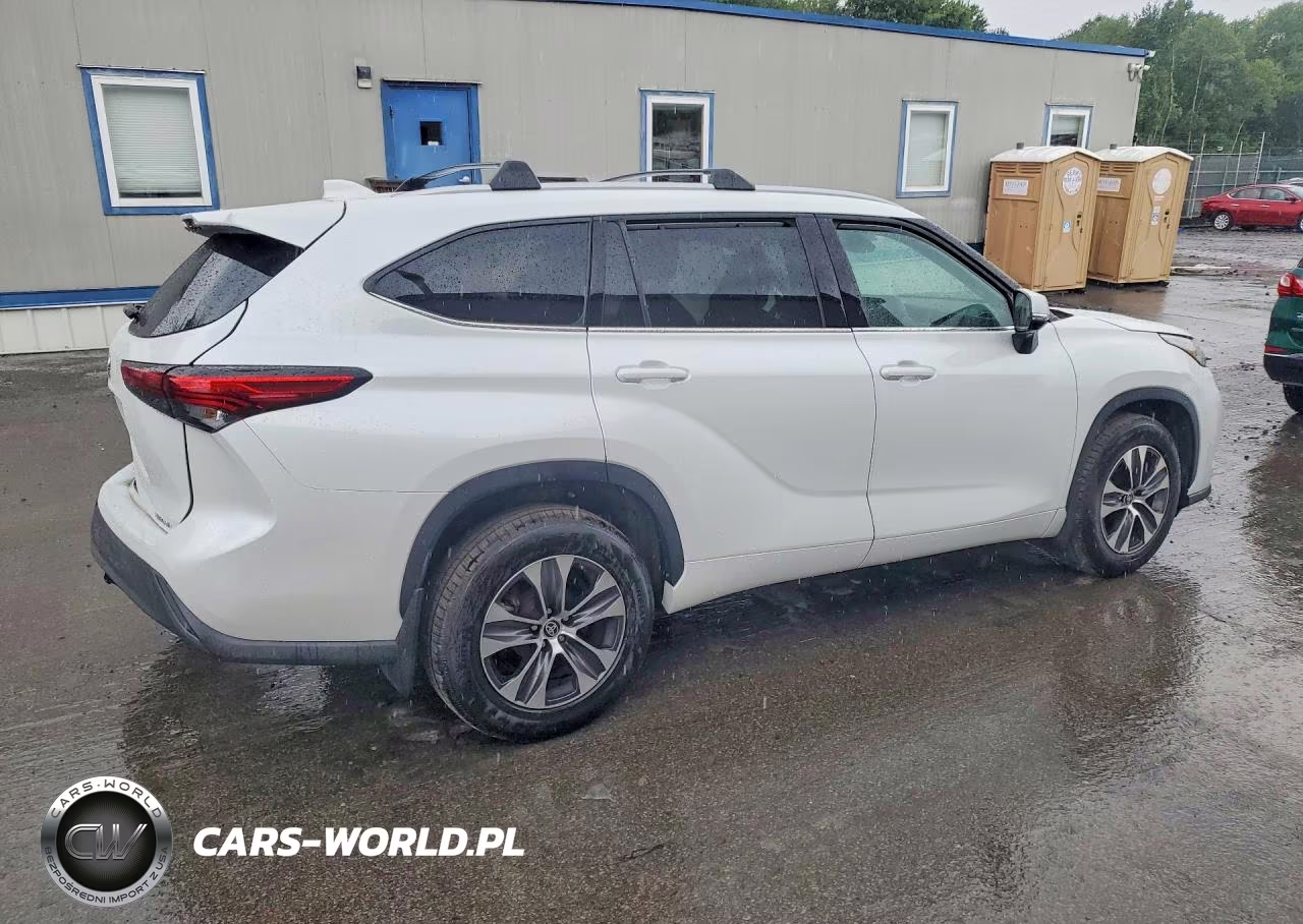 2022 Toyota Highlander Xle VIN:5TDGZRBH5NS577171 - 3