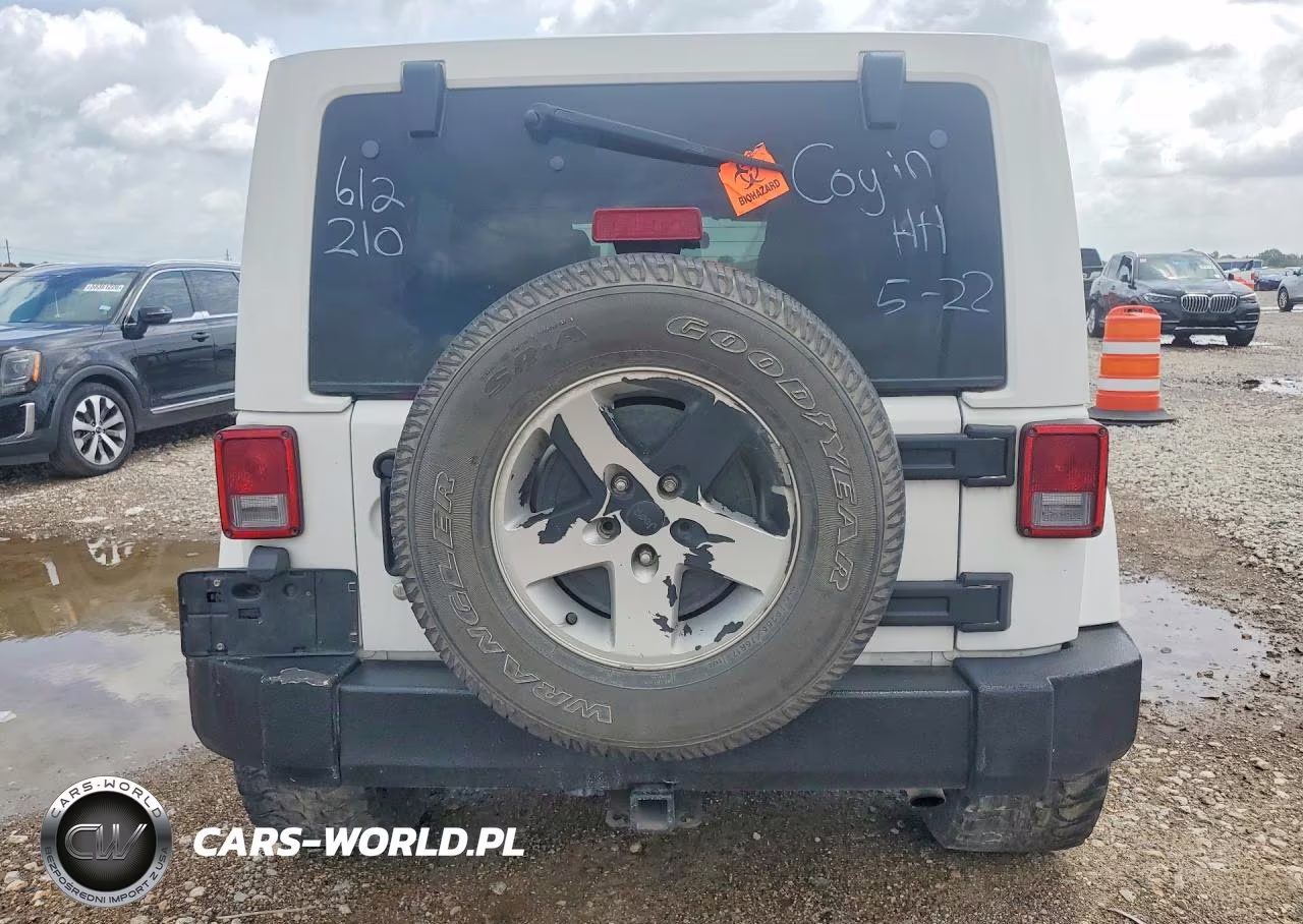 2015 Jeep Wrangler Unlimited Sahara VIN:1C4BJWEG4FL612210 - 6
