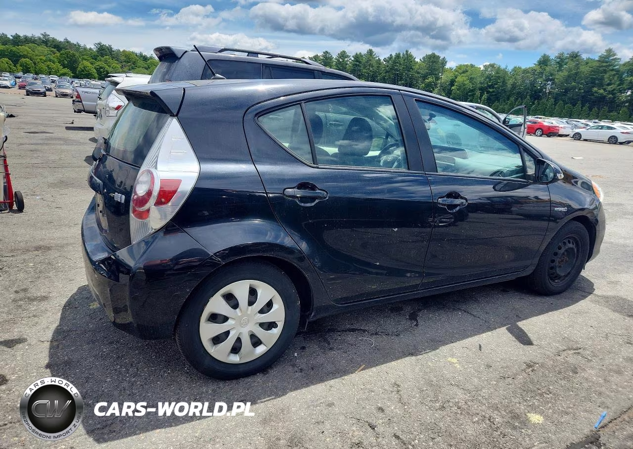 2014 Toyota Prius C Two VIN:JTDKDTB3XE1072623 - 3
