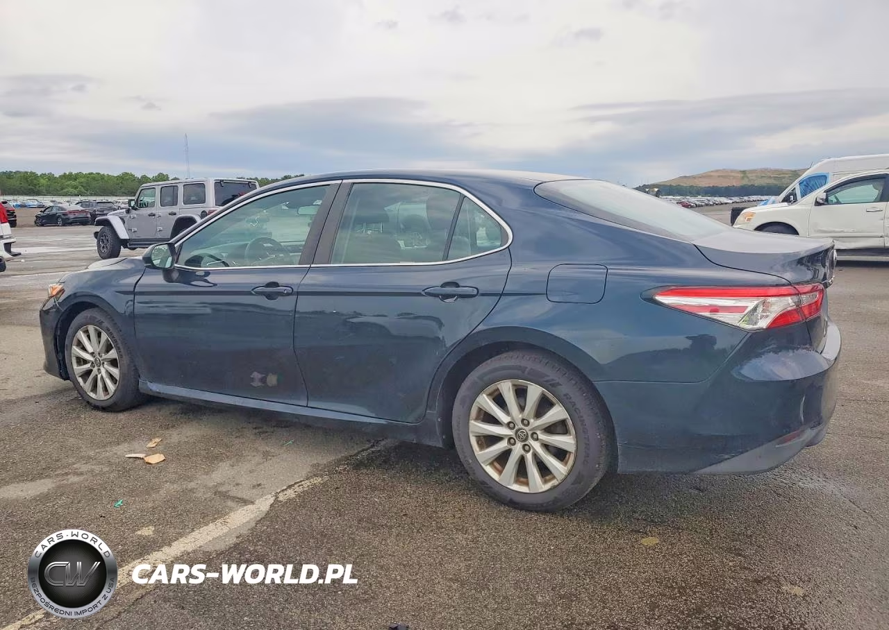 2018 Toyota Camry Le VIN:4T1B11HK8JU587250 - 2