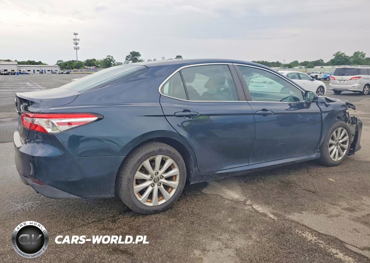 2018 Toyota Camry Le VIN:4T1B11HK8JU587250 - 3