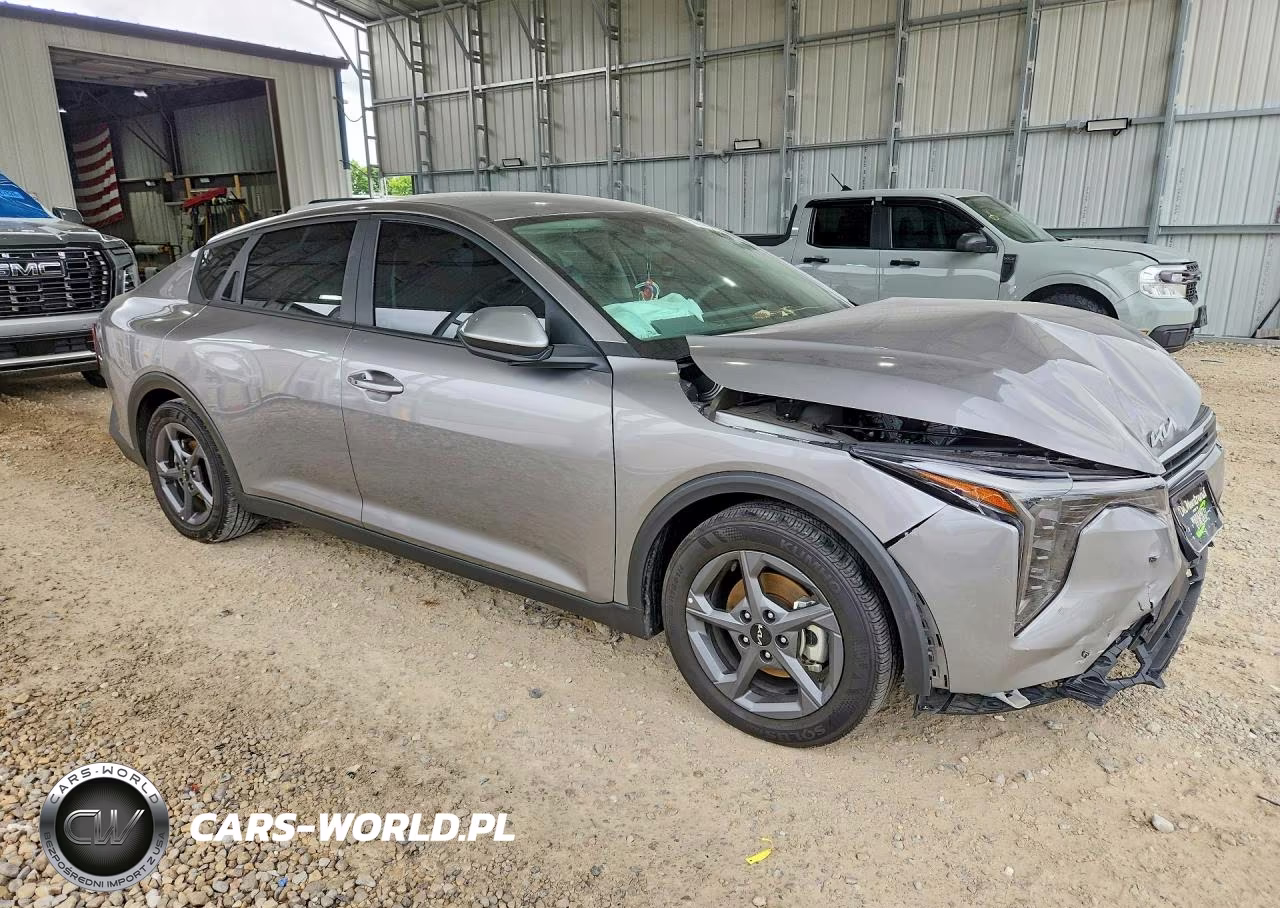 2025 Kia K4 Lxs VIN:3KPFT4DE8SE011370 - 4