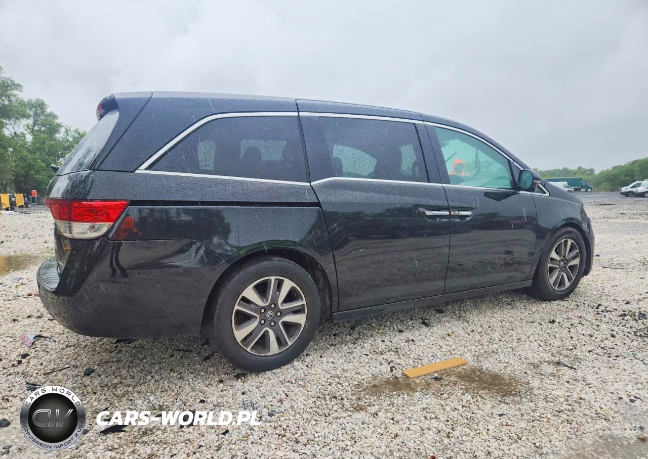 2015 Honda Odyssey Touring VIN:5FNRL5H93FB104345 - 3