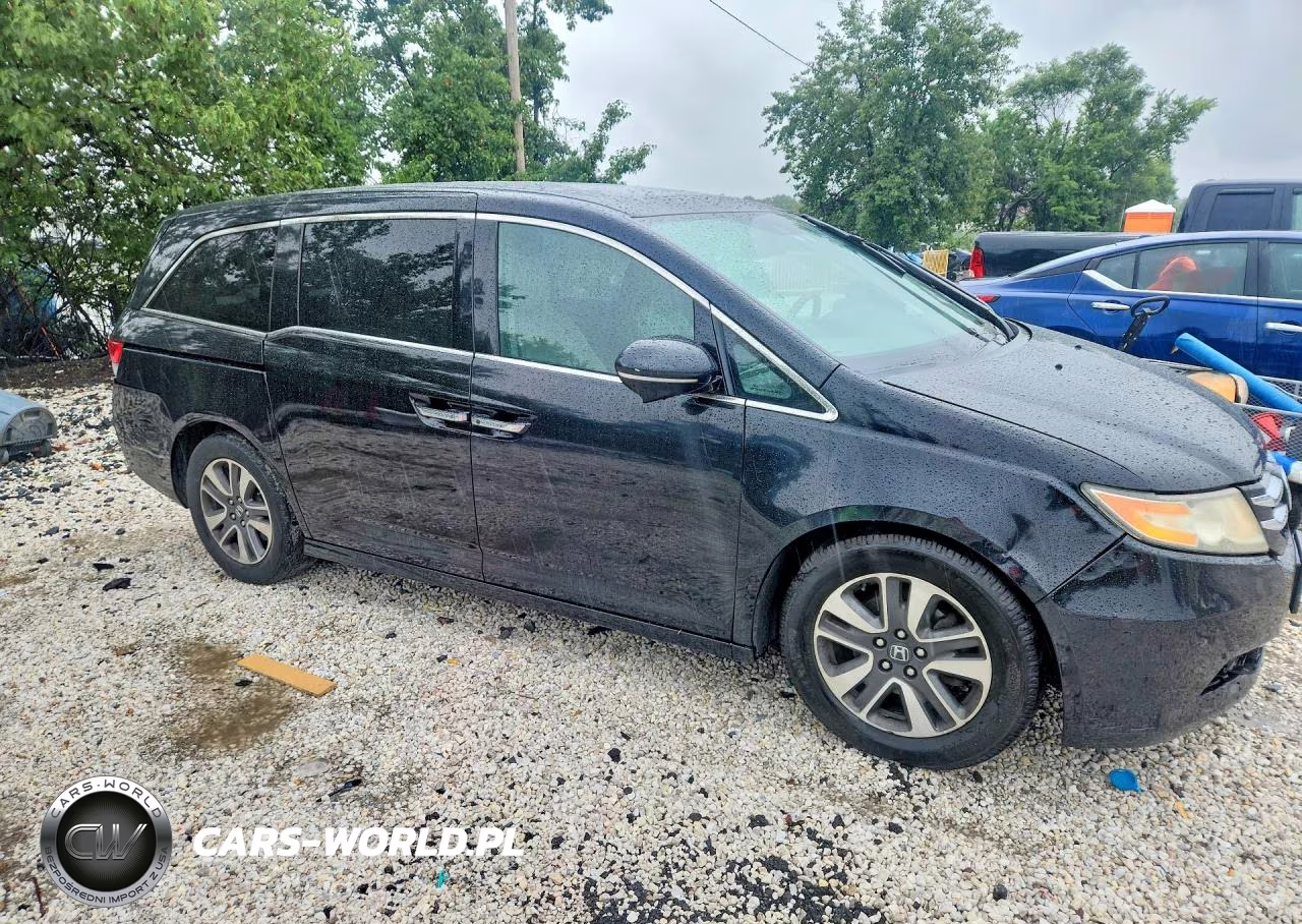 2015 Honda Odyssey Touring VIN:5FNRL5H93FB104345 - 4