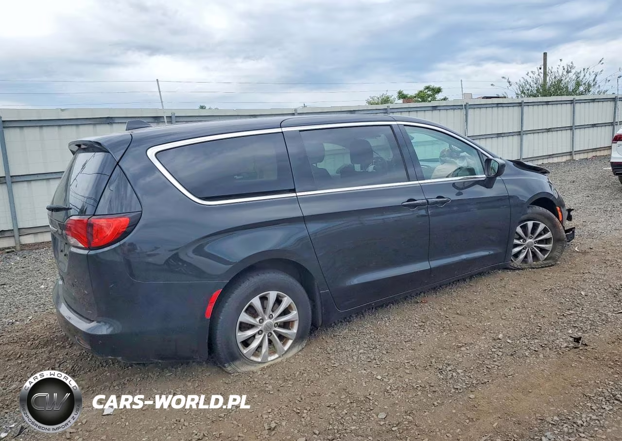 2017 Chrysler Pacifica Touring VIN:2C4RC1DG7HR545111 - 3