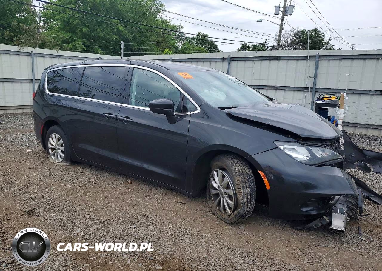 2017 Chrysler Pacifica Touring VIN:2C4RC1DG7HR545111 - 4