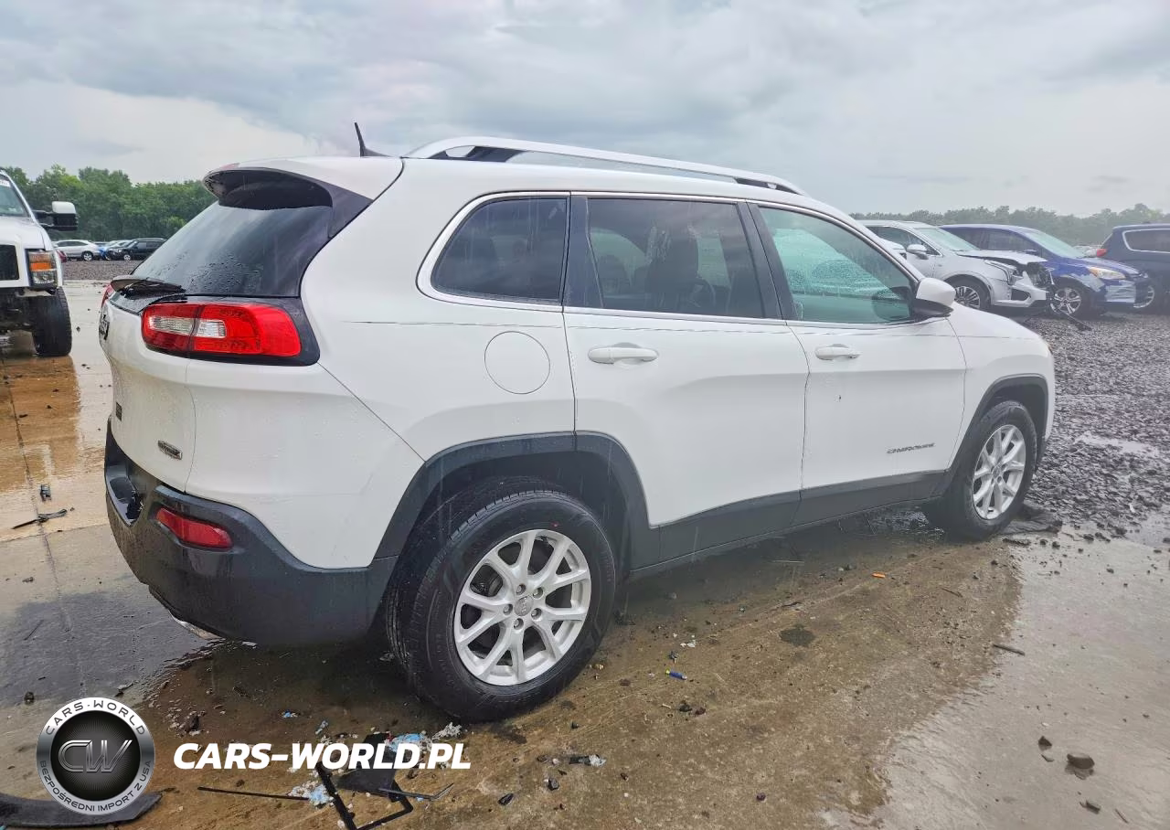 2016 Jeep Cherokee Latitude VIN:1C4PJMCS2GW111463 - 3