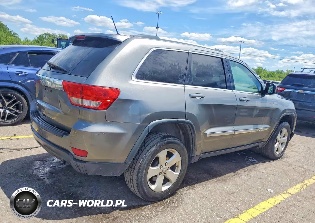 2013 Jeep Grand Cherokee Laredo VIN:1C4RJFAG2DC581217 - 3