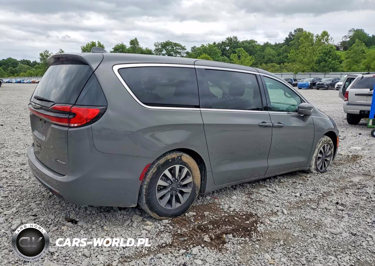 2022 Chrysler Pacifica Hybrid Touring L VIN:2C4RC1L74NR121365 - 3