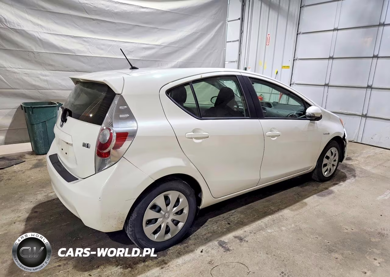 2014 Toyota Prius C Two VIN:JTDKDTB3XE1567601 - 3