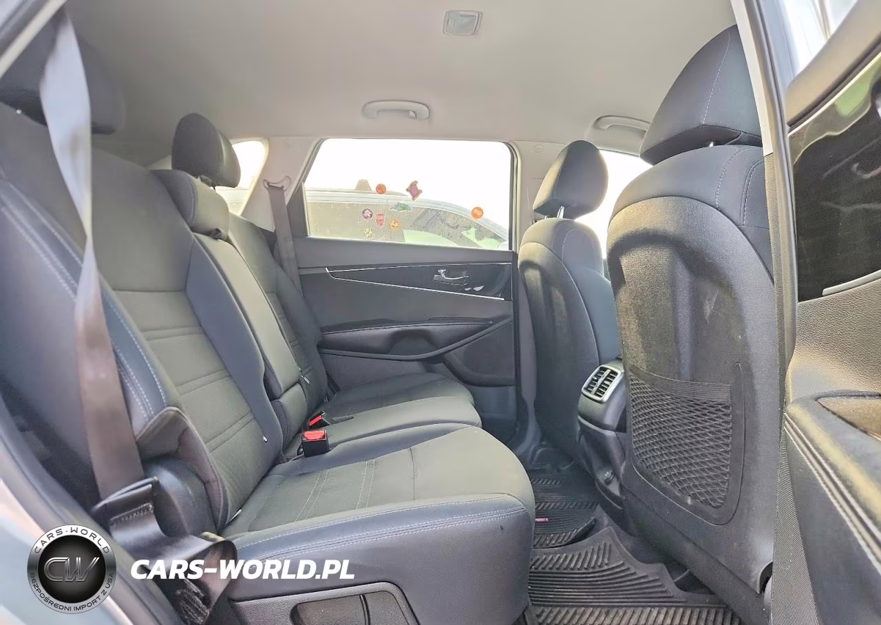 2019 Kia Sorento L VIN:5XYPG4A38KG581626 - 11