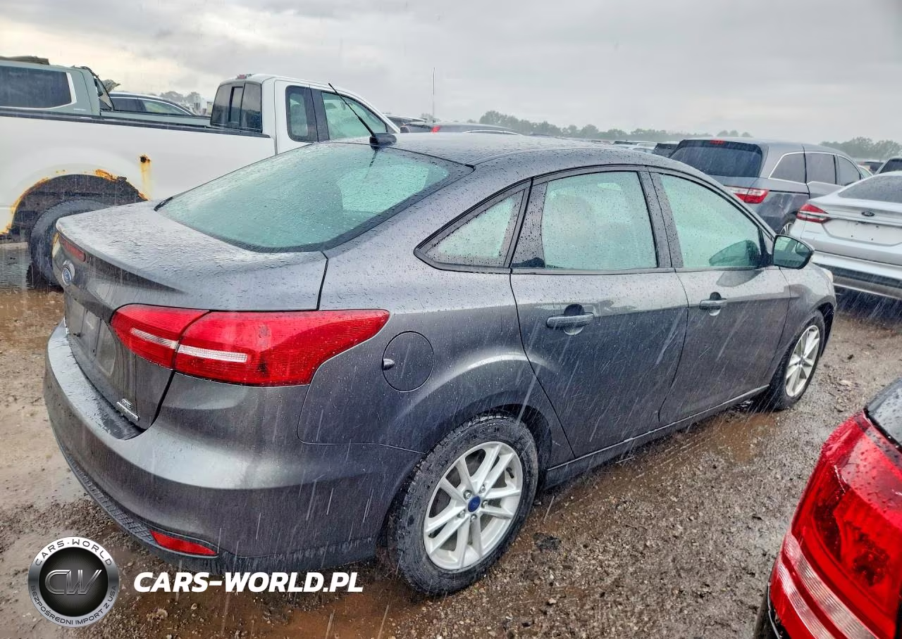 2015 Ford Focus Se VIN:1FADP3F22FL216663 - 3