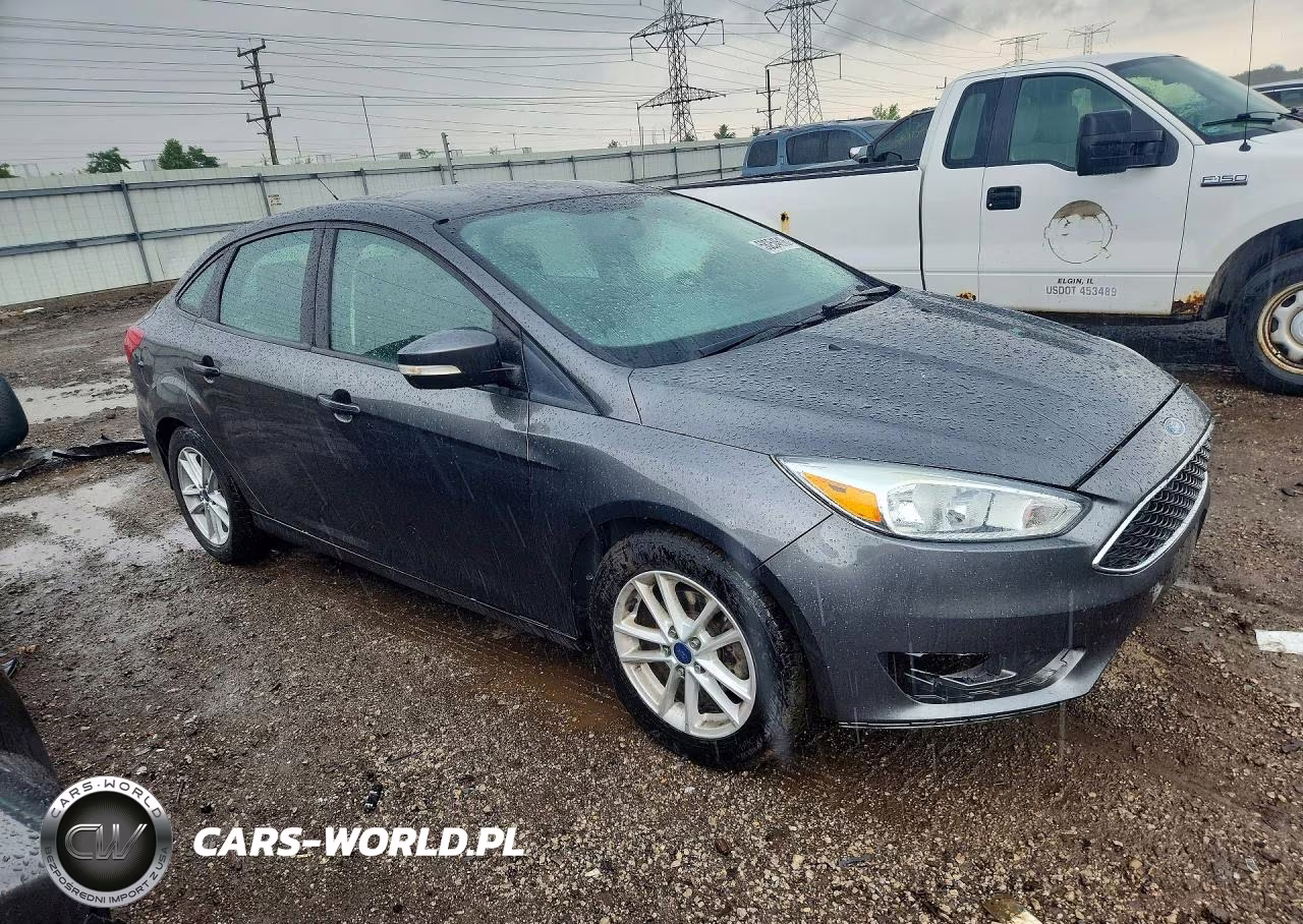 2015 Ford Focus Se VIN:1FADP3F22FL216663 - 4