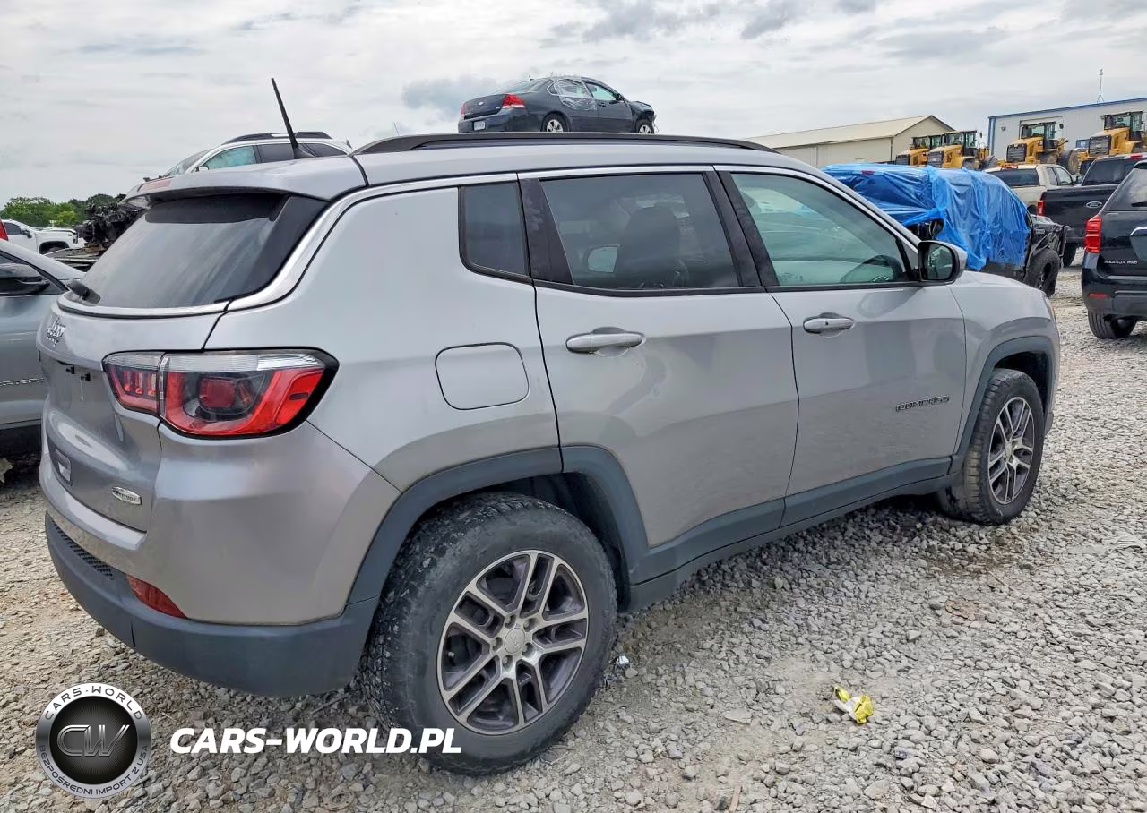 2018 Jeep Compass Latitude VIN:3C4NJCBB6JT286542 - 3