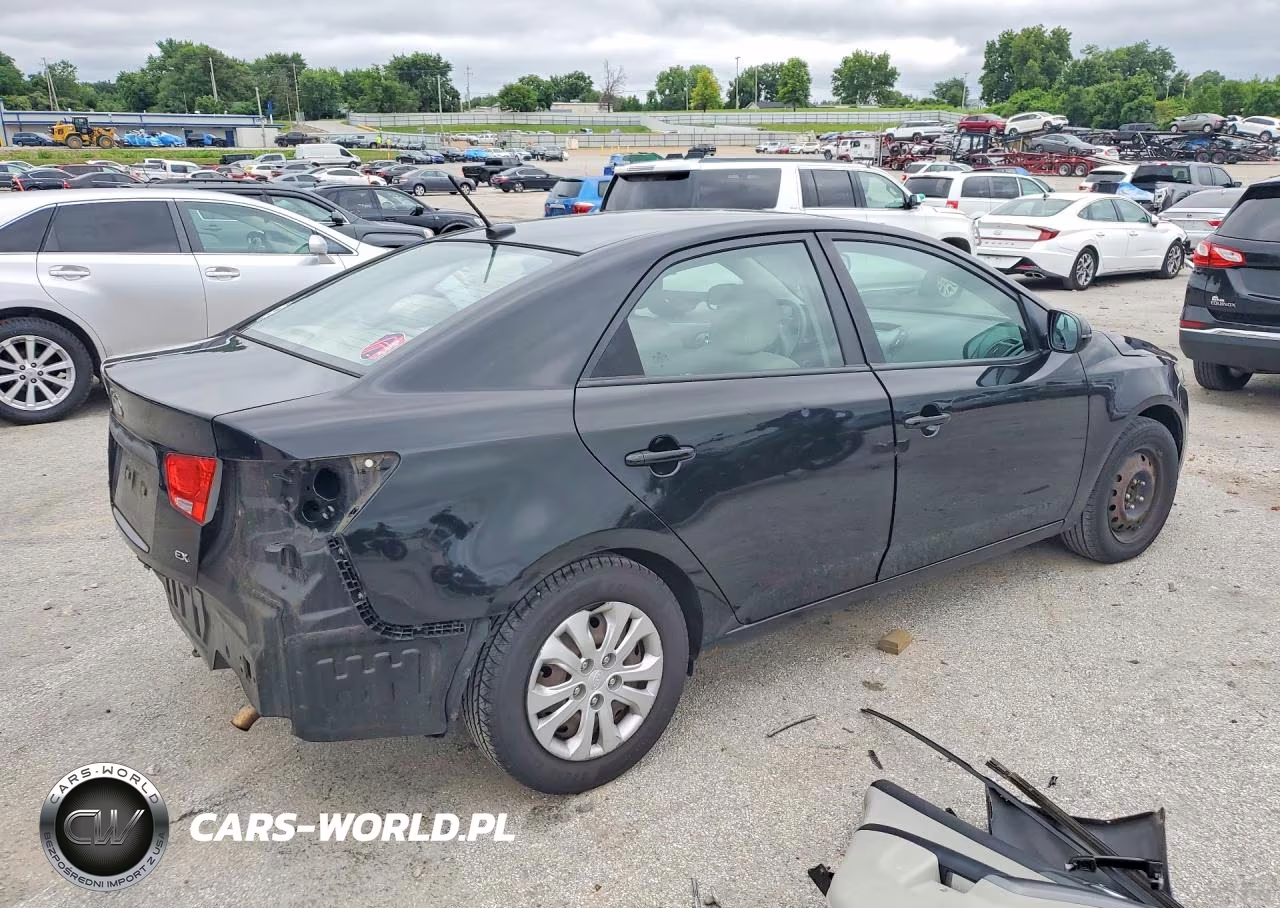 2013 Kia Forte VIN:KNAFU4A24D5737603 - 3