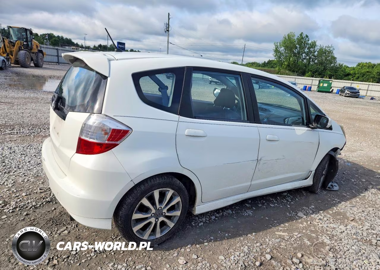 2013 Honda Fit Sport VIN:JHMGE8H51DC065862 - 3