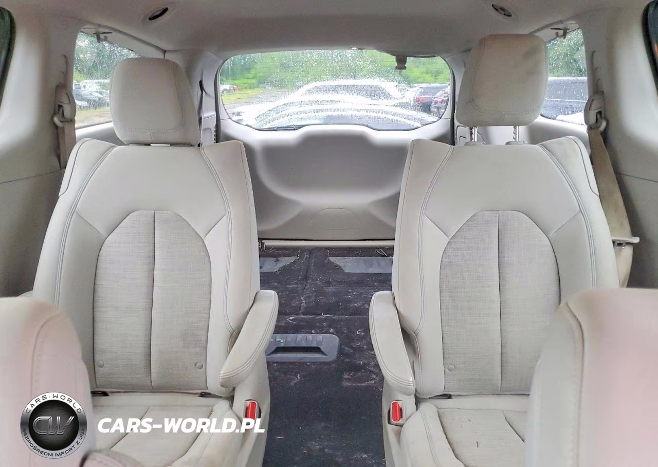 2018 Chrysler Pacifica Hybrid Touring Plus VIN:2C4RC1H71JR145156 - 10