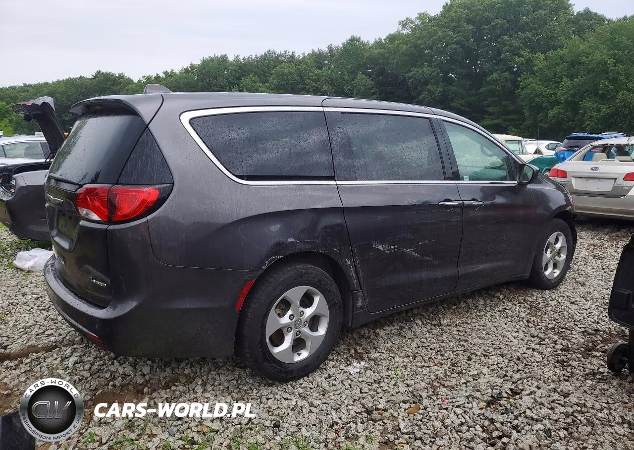 2018 Chrysler Pacifica Hybrid Touring Plus VIN:2C4RC1H71JR145156 - 3