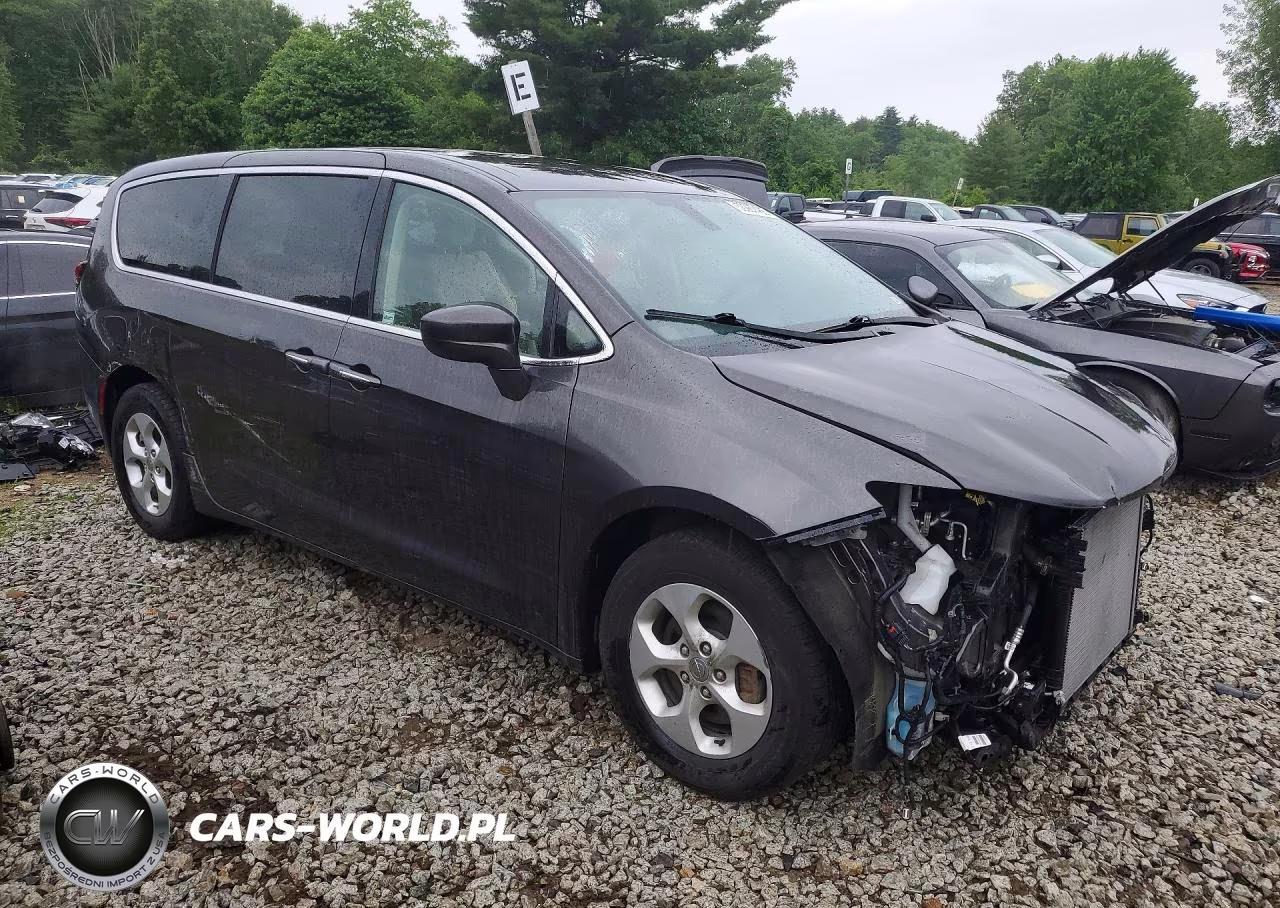 2018 Chrysler Pacifica Hybrid Touring Plus VIN:2C4RC1H71JR145156 - 4