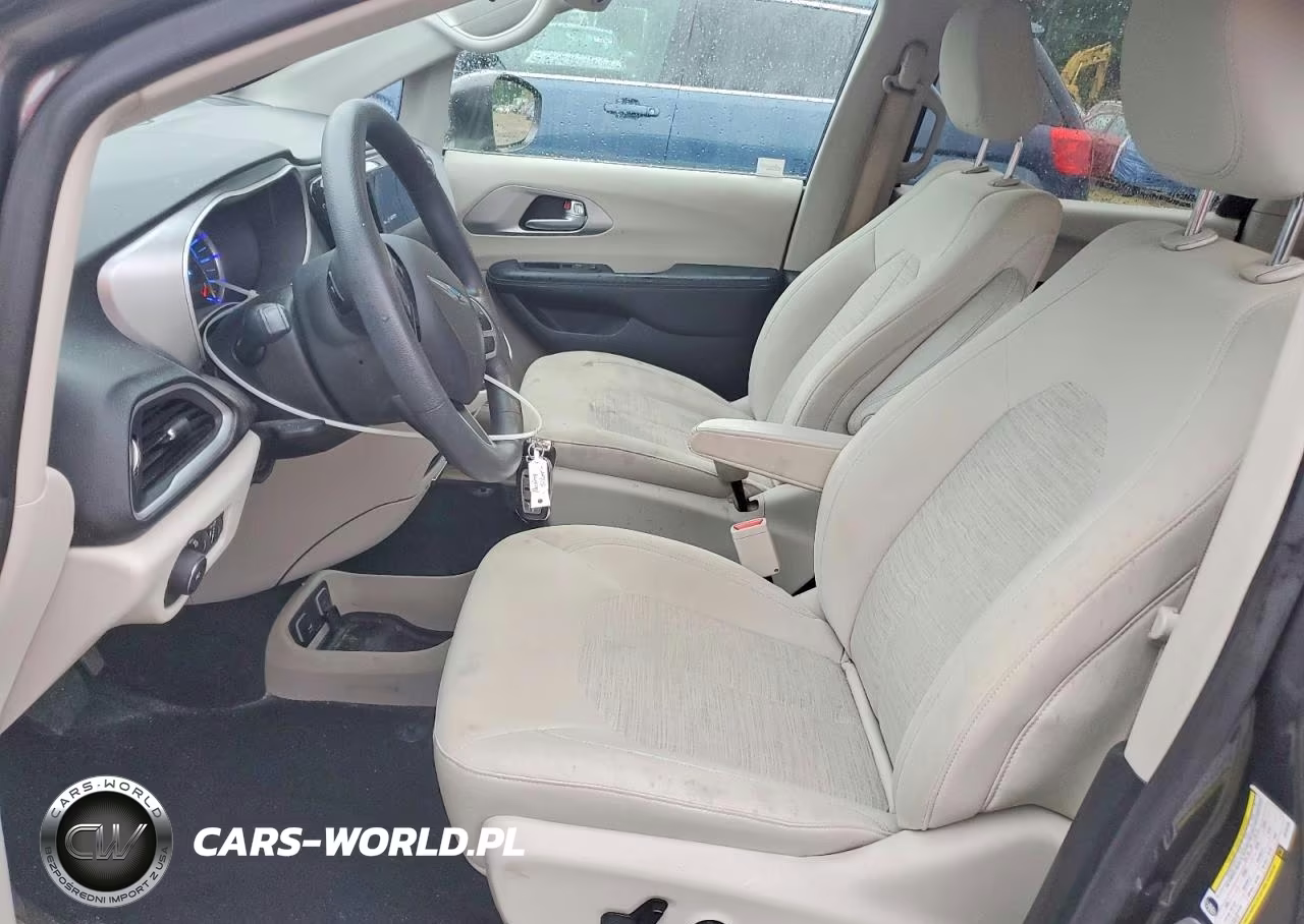 2018 Chrysler Pacifica Hybrid Touring Plus VIN:2C4RC1H71JR145156 - 7