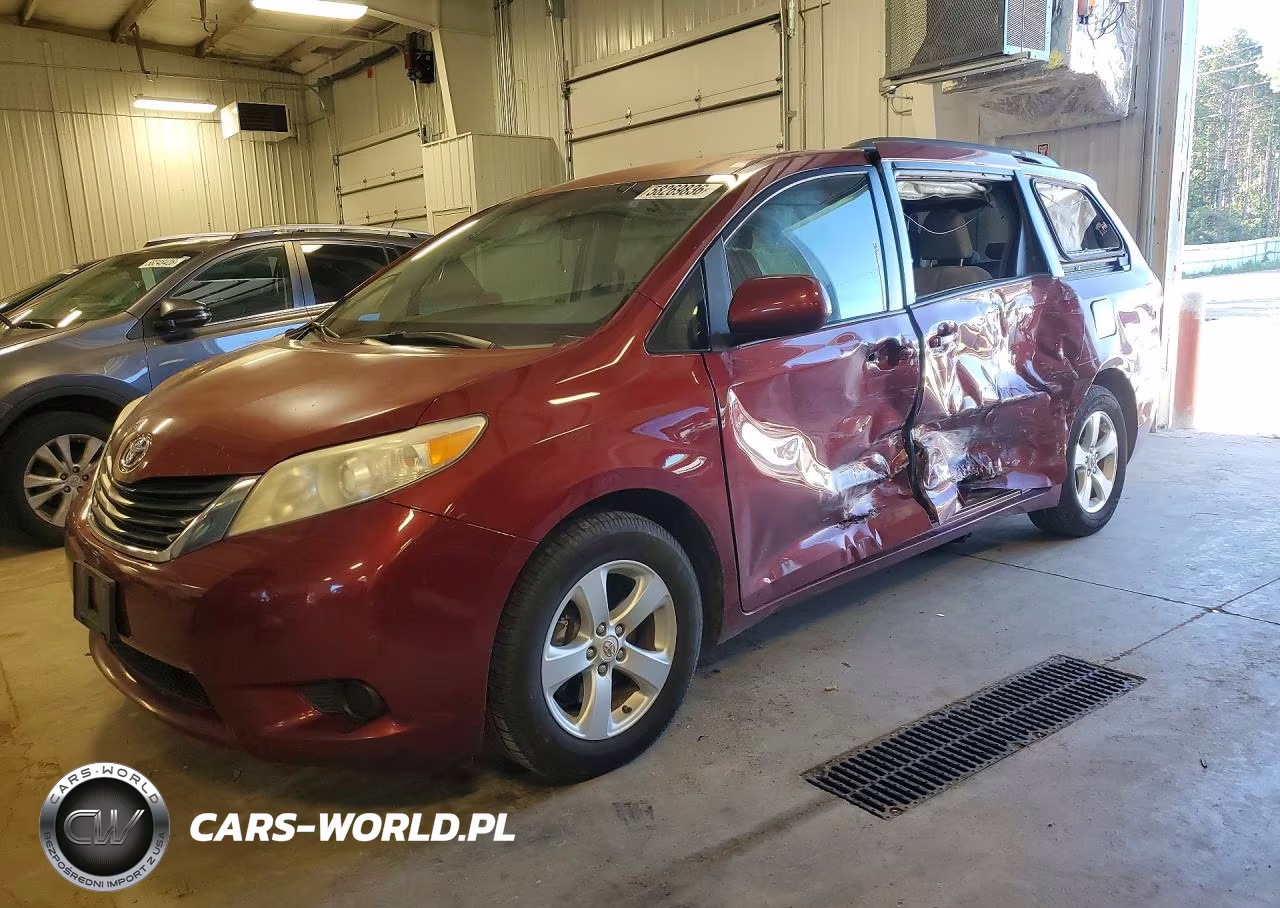 2011 Toyota Sienna Le – zdjęcie 1 z 13
